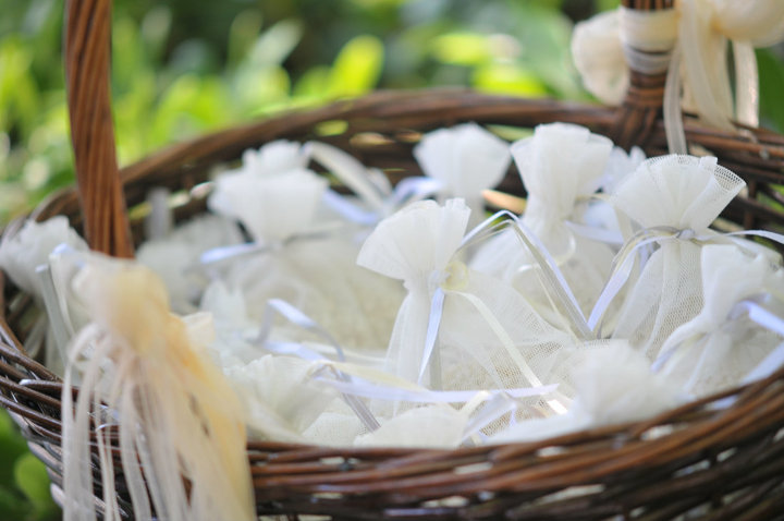 Cesta con bolsitas para regalar a los invitados