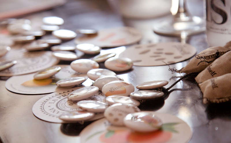 Pins esparcidos por la mesa