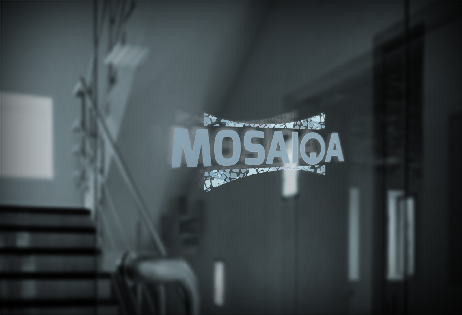 Logotipo mosaika sobre puerta de cristal